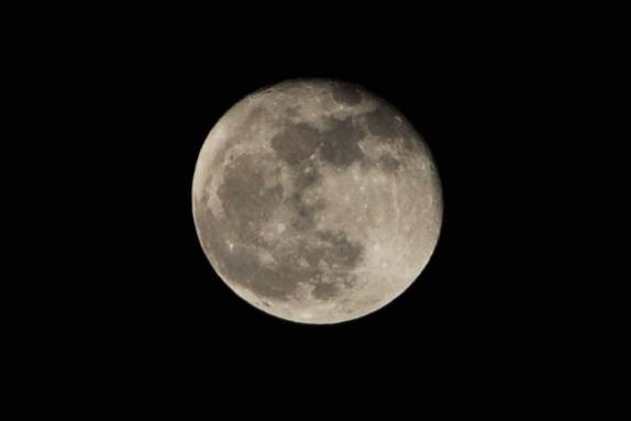 Noite de lua cheia e maravilhosa no acampamento ao lado do Race Track, no Death Valley National Park, na Califórnia - EUA